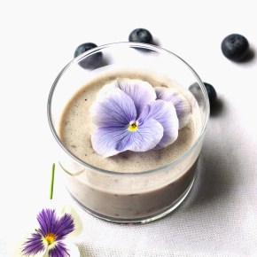 Antioxidant-rich blueberry & almond milk smoothie